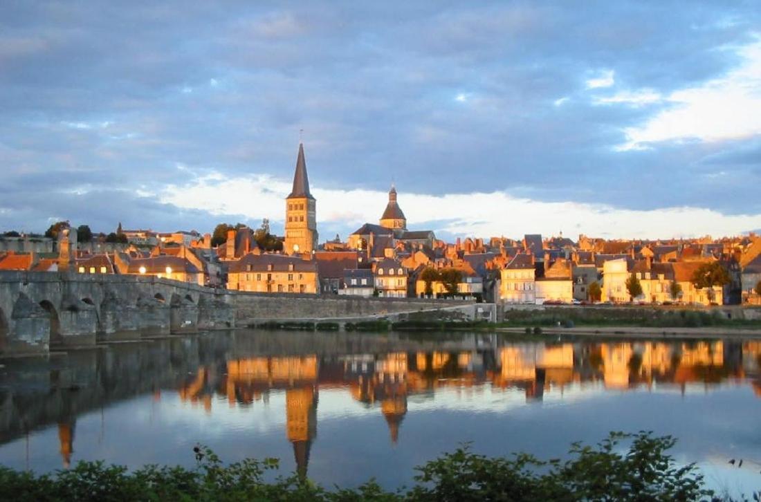 Maison De La Loire ลาชาริเต-ซูร์-ลัวร์ ภายนอก รูปภาพ